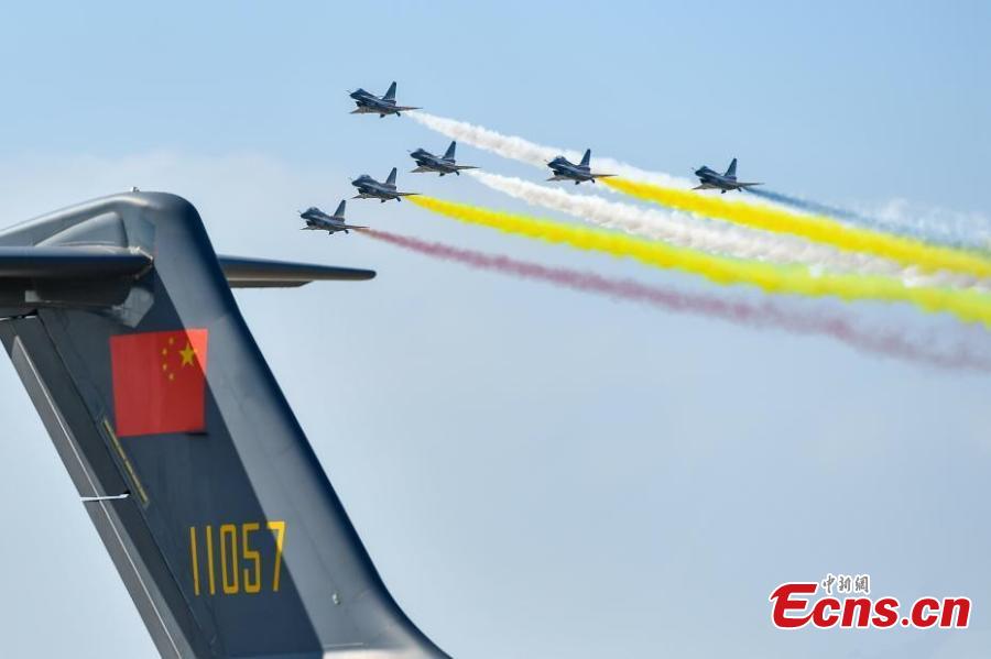 Fighter jets of China\'s Bayi Aerobatic Team perform at the 12th China International Aviation and Aerospace Exhibition (Airshow China) in the southern port city of Zhuhai, Guangdong Province on November 6, 2018.  (Photo: China News Service/ Chen Jimin)