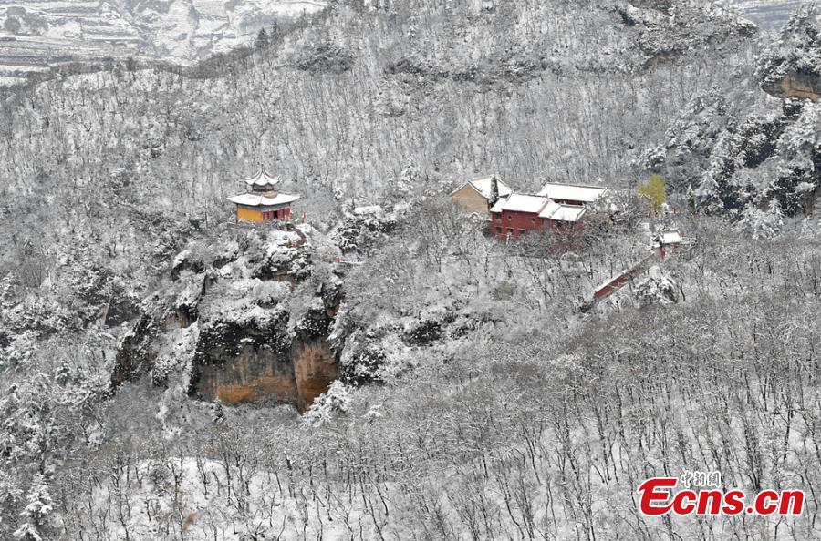 Photo taken on November 5, 2018 shows a view of the snow-covered Kongtong Mountain in Pingliang city, northwest China\'s Gansu Province.(Photo: China News Service/Xu Zhenhua)