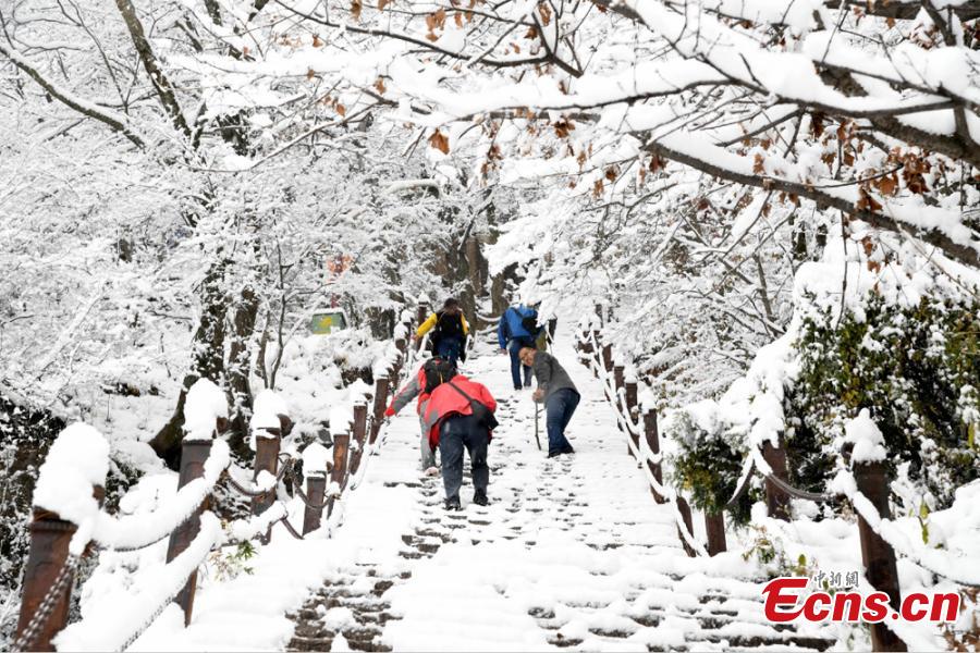 Tourists and photographers visit Kongtong Mountain after snow in Pingliang city, northwest China’s Gansu Province, November 5, 2018.(Photo: China News Service/Xu Zhenhua)