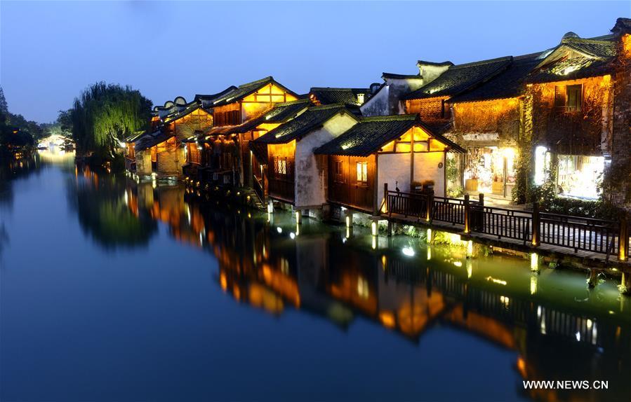 Photo taken on Nov. 6, 2018 shows the night scenery of Wuzhen, east China\'s Zhejiang Province. The fifth World Internet Conference (WIC) is scheduled to run from November 7-9 in the river town of Wuzhen. (Xinhua/Cai Yang)