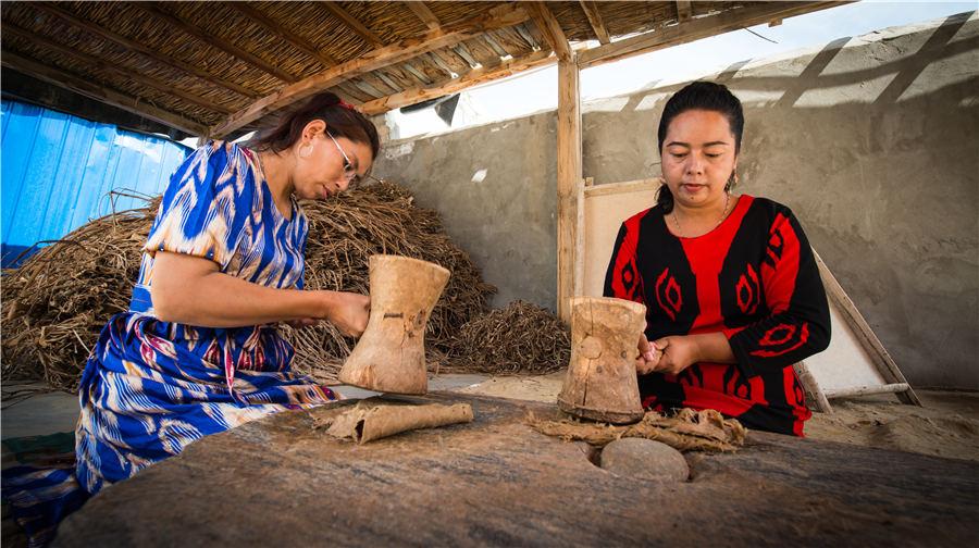 The handmade mulberry paper in Xinjiang Uygur autonomous region exemplifies the traditional Chinese paper-making technique. Known for its resilience and high corrosion resistance, it documents many ancient cultural exchanges between China and countries in Asia and Europe. In recent years, many artists use this paper as canvas to bring this cultural heritage back into the public eye. (Photo provided to chinadaily.com.cn)