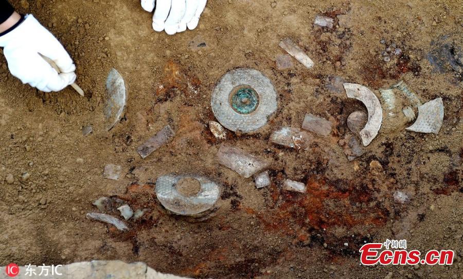Archaeologists in central China\'s Henan Province on Tuesday poured liquid out of a bronze pot unearthed from a Western Han Dynasty (202 BC to AD 8) tomb into a measuring glass, which gave off an aroma of rich wine. \