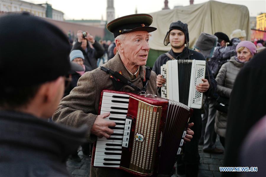 An actor sings songs to mark the 101st anniversary of Russia\'s 1917 October Revolution, in Moscow, Russia, Nov. 7, 2018. (Xinhua/Bai Xueqi)