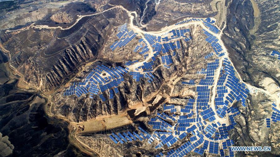 Aerial photo taken on Nov. 7, 2018 shows a photovoltaic power station built under an inter-village poverty relief program in Huojiaping Village of Yihe Township, Suide County, northwest China\'s Shaanxi Province. Located on the Loess Plateau, Suide County has abundant sunshine and idle lands which are ideal for the construction of photovoltaic power stations. Currently, local authorities are working with a provincial branch of electricity service provider State Grid on a 33-megawatt photovoltaic power station. (Xinhua/Liu Xiao)