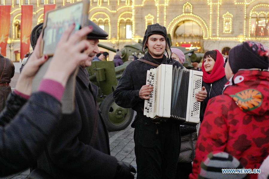 An actor sings songs to mark the 101st anniversary of Russia\'s 1917 October Revolution, in Moscow, Russia, Nov. 7, 2018. (Xinhua/Bai Xueqi)