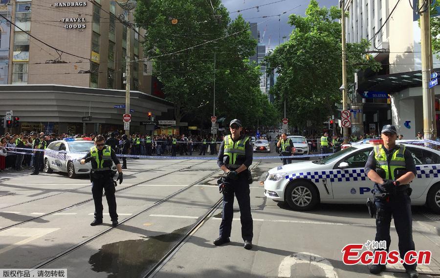 Policemen block members of the public from walking towards the Bourke Street mall in central Melbourne, Australia, November 9, 2018.  Australian police reported multiple people were hurt in a rush hour stabbing incident. (Photo/Agencies)