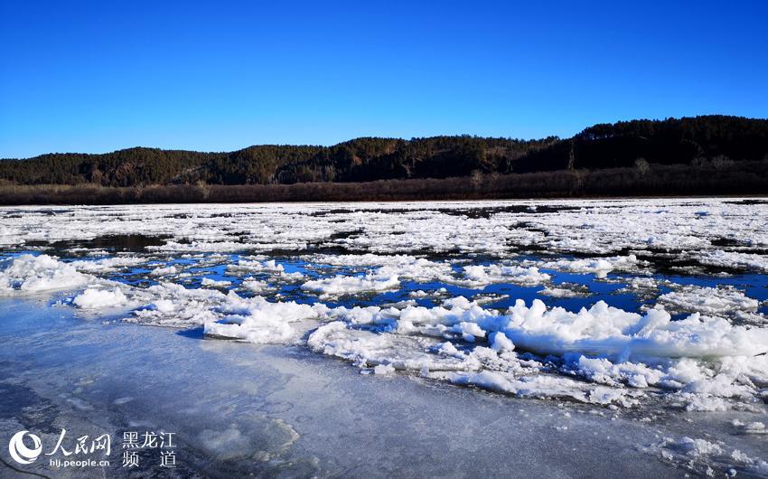 As the weather is getting colder in recent days, the Heilongjiang River, which serves as the border between the Russian Far East and northeastern China, is about to freeze.

On Nov. 6, in the Beiji village of Mohe, at the very northeast point of China\'s Heilongjiang Province, ice in various shapes are floating down the river, making for a picturesque scene.  ((Photo/People\'s Daily Online)