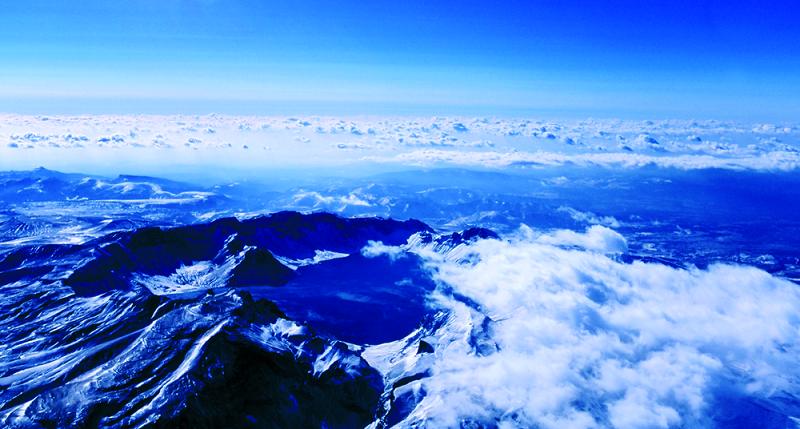 Would you like to see magnificent views of Changbai Mountain in the winter? The amazing snow-covered Heavenly Lake and hot spring will provide you a unique experience if you travel there. (Photo provided to chinadaily.com.cn)