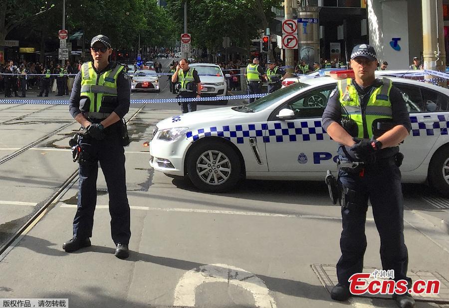 Policemen block members of the public from walking towards the Bourke Street mall in central Melbourne, Australia, November 9, 2018.  Australian police reported multiple people were hurt in a rush hour stabbing incident. (Photo/Agencies)