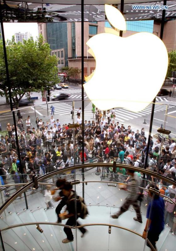 People enter an Apple store in Shanghai, east China, Sept. 25, 2010. (Xinhua/Fan Jun)