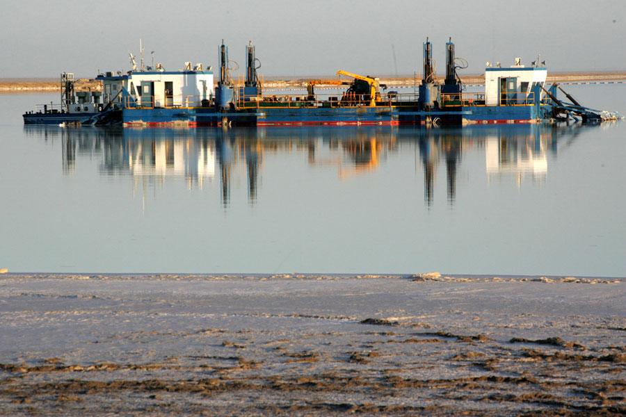 A boat mines salt on a lake in Xinjiang Uygur autonomous region. (Photo/chinadaily.com.cn)