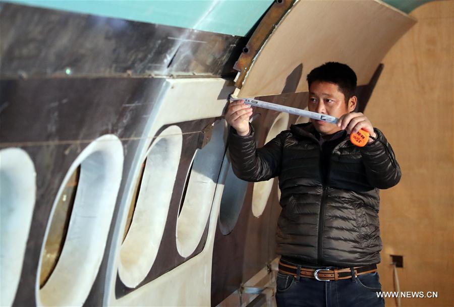 Zhu Yue measures the interior of his \
