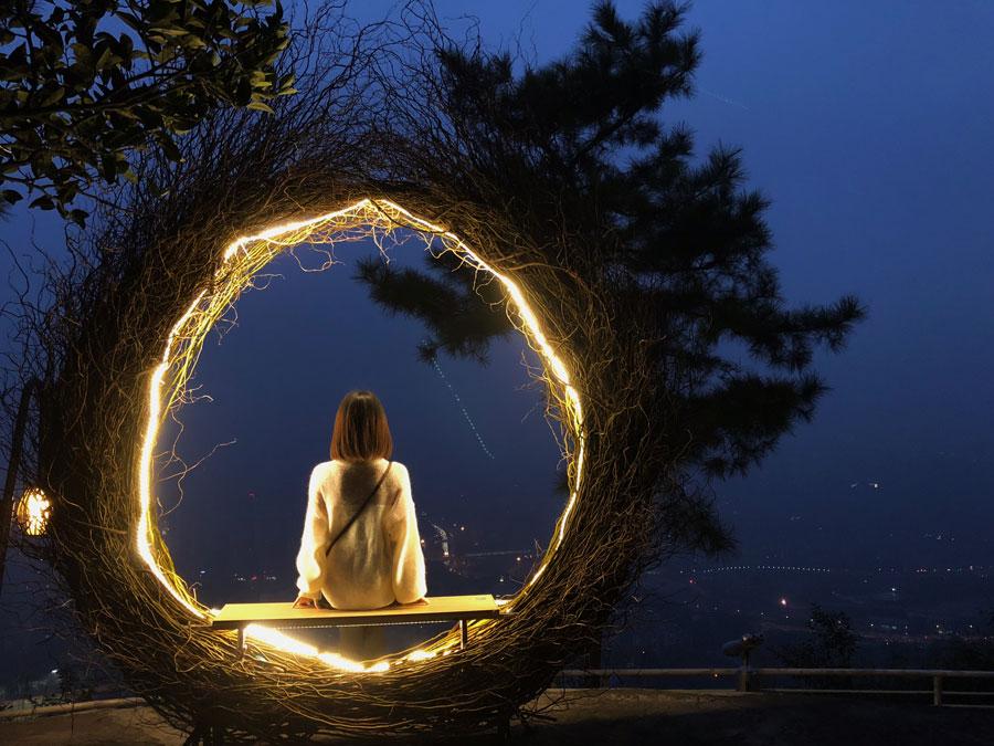 <?php echo strip_tags(addslashes(A visitor takes a picture inside the Bali bird nest at Chongqing Night View Park on Nov. 10, 2018. (Photo provided to chinadaily.com.cn)

<p>A themed park featuring night scenes recently opened to the public on Nanshan Mountain in Chongqing, a city in Southwest China also surrounded by the Yangtze and Jialing rivers.

<p>Visitors to Chongqing Night View Park can enjoy a 270-degree panorama view of the two rivers and the Yuzhong Peninsula. The park features seven themed photo spots, such as a giant bird nest, a Bali bird nest, a dream kitchen, a heart house and star bubble house.

<p>The park attracted a lot of visitors since opening Nov. 10, and some young people have even proposed at the Star bubble house, according to park staff.)) ?>