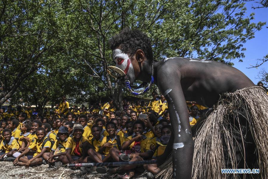 Students watch local traditional dance performance in Port Moresby, Papua New Guinea, on Nov. 12, 2018. Leaders from the Asia-Pacific economies are gathering in Port Moresby, the capital of Papua New Guinea for the Asia-Pacific Economic Cooperation (APEC) Leaders\' Week on Nov. 12-18. (Xinhua/Lui Siu Wai)