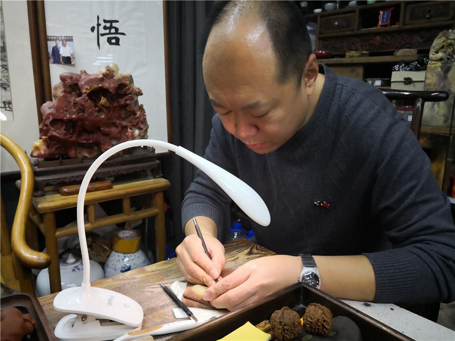 <?php echo strip_tags(addslashes(To remain true to tradition, Zhao Qiushi creates the artworks without a microscope.  (Photo/chinadaily.com.cn))) ?>