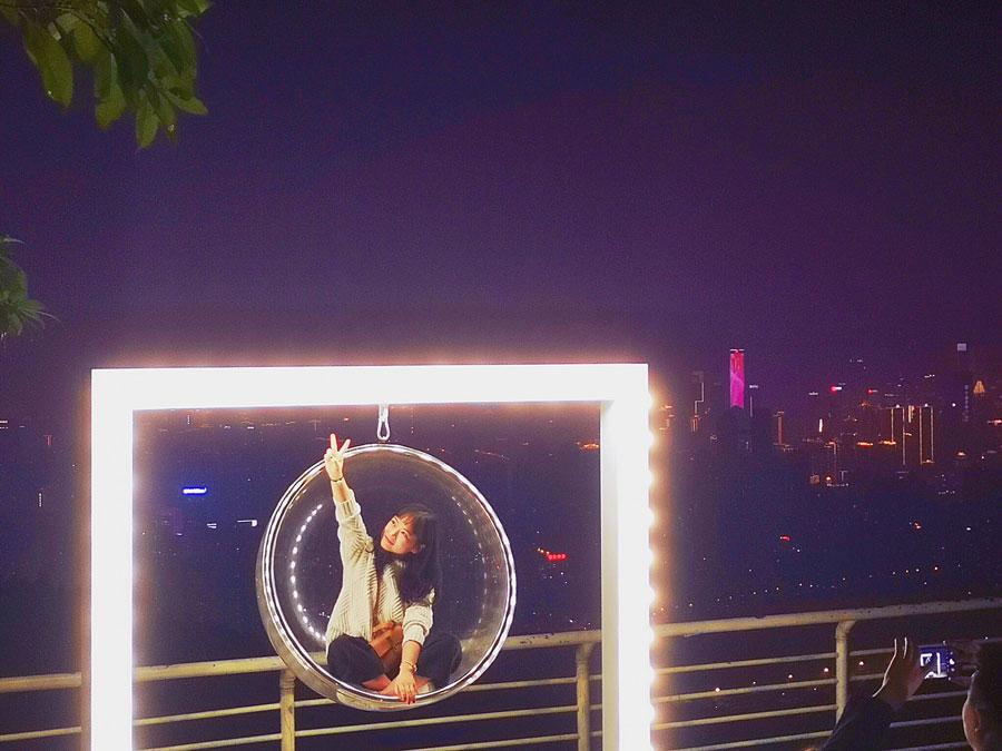 A visitor takes a picture at Chongqing Night View Park.  (Photo provided to chinadaily.com.cn)
