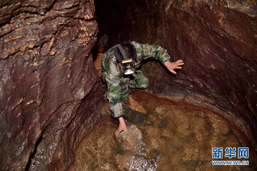 A water exploration team member checks the water in the Tianbao cave in Tianfengping village, Enshi city, Central China\'s Hubei Province, on Oct. 31, 2018.  (Photo/Xinhua)
