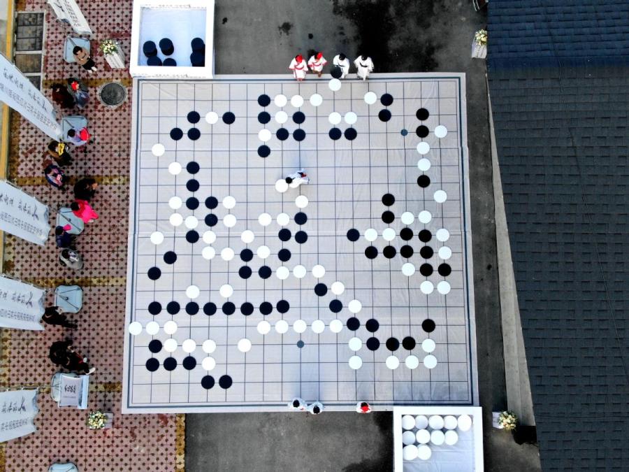 Aerial photo shows a game of go on the sidelines of the finals of the third Chinese Weiqi Sage Title competition on Luoyang\'s Baiyun mountain in Henan Province, Nov.12. (Photo/Asianewsphoto)