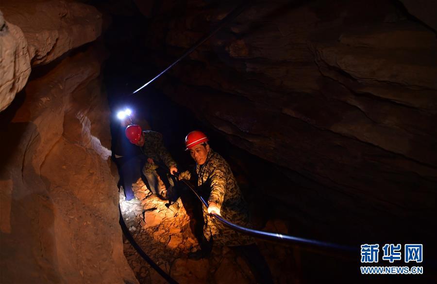 <?php echo strip_tags(addslashes(Water exploration team members lay water pipes in the Tianbao cave in Tianfengping village, Enshi city, Central China's Hubei Province, on Nov. 13, 2018. (Photo/Xinhua))) ?>