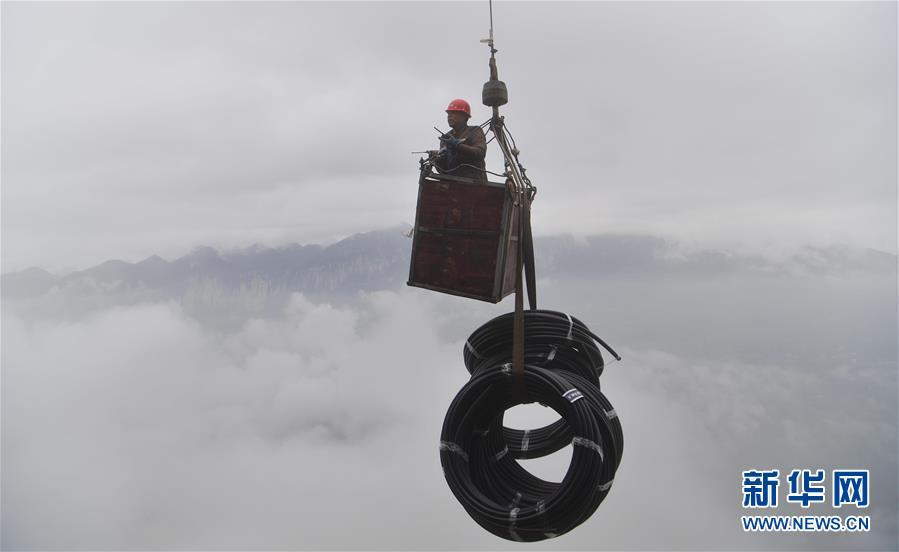 <?php echo strip_tags(addslashes(A water exploration team member uses an iron basket to transport water pipes to the Tianbao cave in Tianfengping village, Enshi city, Central China's Hubei Province, Nov. 13, 2018. (Photo/Xinhua)

<p>Every year from October to March, when rainfall decreases, Tianfengping, a poor village which lies under a cliff in Enshi city, Central China's Hubei Province, faces a water shortage.

<p>Each year during the water shortage, nearly 800 villagers search for water. In October, a water exploration team was formed and finally discovered a water source within the cliff in Tianbao cave.

<p>After a month of hard work, villagers are now drawing fresh spring water from the cave and should be able to drink the water before Chinese New Year, which is Feb. 5.)) ?>