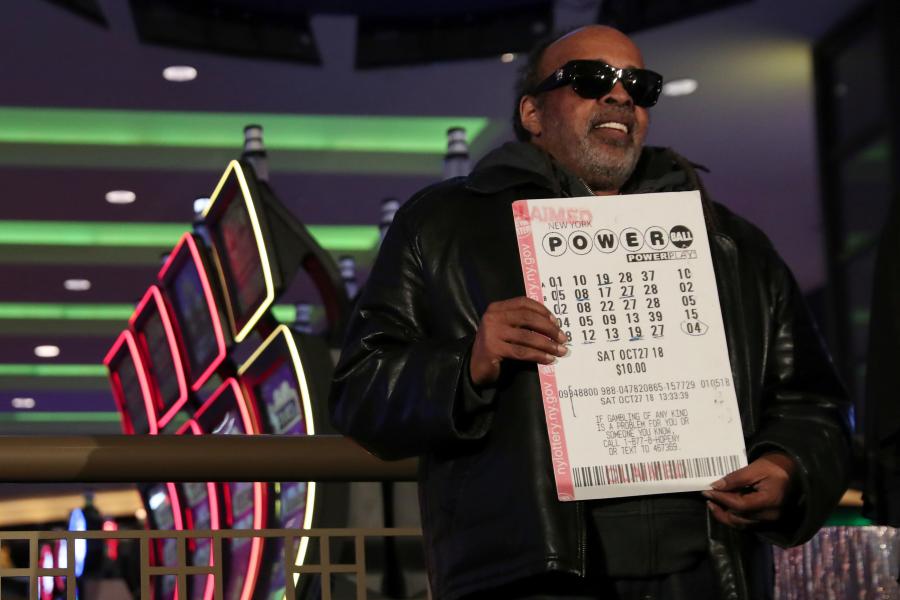 Robert Bailey,67, holds a copy of his winning numbers before receiving his check for $343.8 million from the October 27, 2018 Powerball drawing in the Queens borough of New York, U.S., November 14, 2018. The retired federal government employee says he has “faithfully” played numbers that a family member gave him over 25 years ago.(Photo/Agencies)