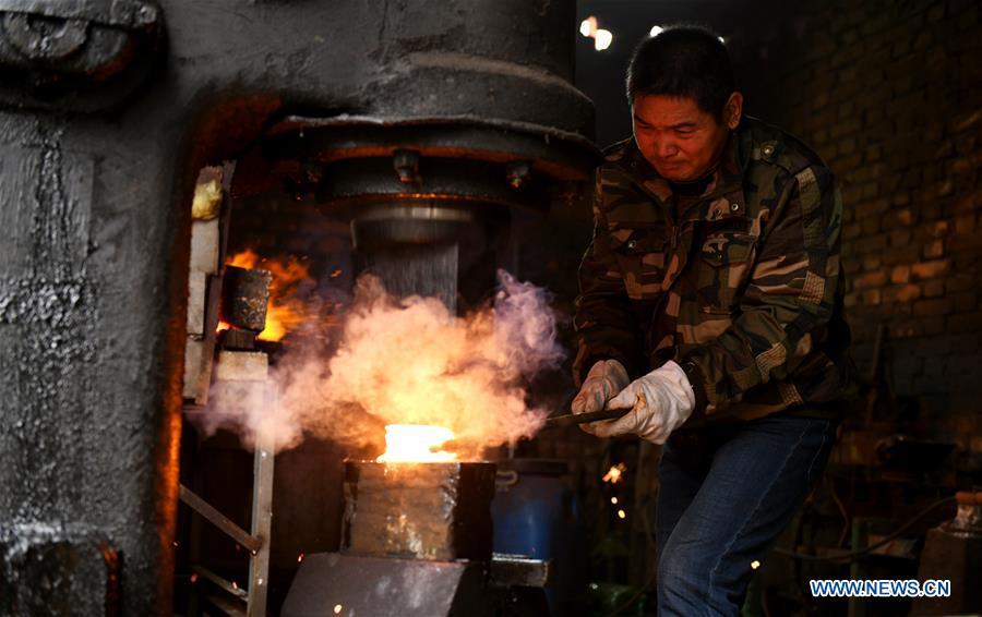 Li Zhujun makes a decorative sword at his studio in Tiejiangzhuang Village of Xingtang County, Shijiazhuang, north China\'s Hebei Province, Nov. 14, 2018. For centuries, Tiejiangzhuang Village has been famed for its skillful blacksmiths and prosperous steel making industry. Li Zhujun is one of the village\'s top steel makers. Based on the skills inherited from his father, Li gained an expertise in the steel-making technique \