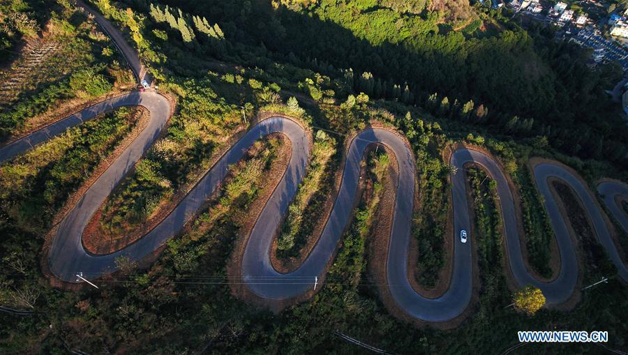 <?php echo strip_tags(addslashes(Aerial photo taken on Nov. 14, 2018 shows a winding road on a mountain in Yiliang County of Kunming, southwest China's Yunnan Province. The famous winding road has 68 bends in a length of 6.3 kilometers.(Xinhua/Yang Muyuan))) ?>