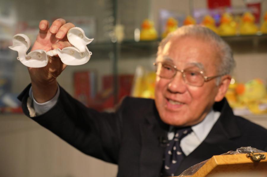 In 2015, 91-year-old L. T. Lam set up a new company to create derivative products for small yellow ducks. (Photo/Xinhua)