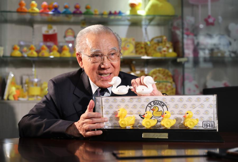 L.T. Lam, chairman of Forward Winsome Industries Ltd, holds duck toys. The characters of the mother duck and the three ducklings represent love, wisdom, courage and hope respectively. (Photo/Xinhua)

L.T. Lam, chairman of Forward Winsome Industries Ltd, is one of the pioneers of the Hong Kong\'s toy industry. In 1948, he created Hong Kong\'s first generation little yellow duck plastic toys, which have become collective memories for people.

In 2015, L.T. Lam set up a new company to re-launch his yellow ducky family - a mother duck and her three ducklings, and in 2017, the ducky family was given a new name \