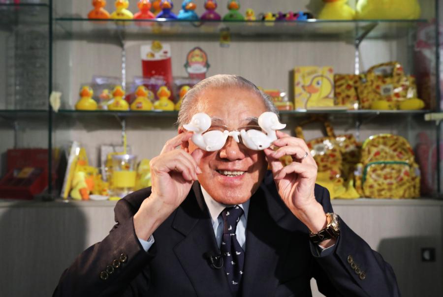 In 2015, L.T. Lam set up a new company in his 90s, specializing in the small yellow duck derivative products.  (Photo/Xinhua)