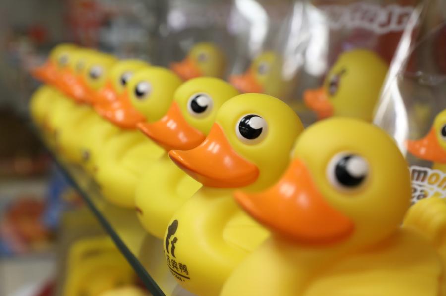 These little yellow ducks create lots of memories for Hong Kong families. (Photo/Xinhua)