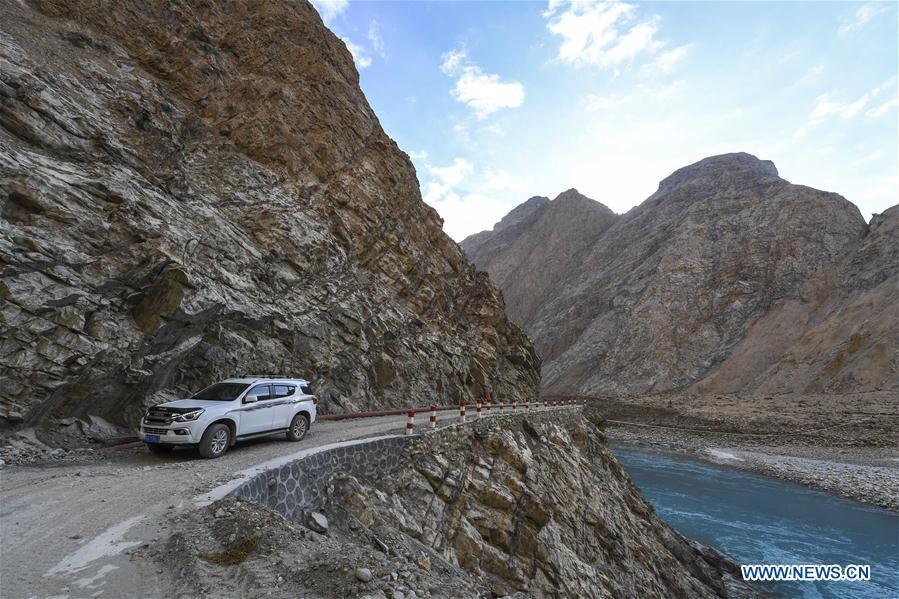 A car runs on a road in Datong Township of Taxkorgan Tajik Autonomous County, northwest China\'s Xinjiang Uygur Autonomous Region, Nov. 15, 2018. The infrastructure construction here has improved the traffic condition of the once isolated township. (Xinhua/Hu Huhu)