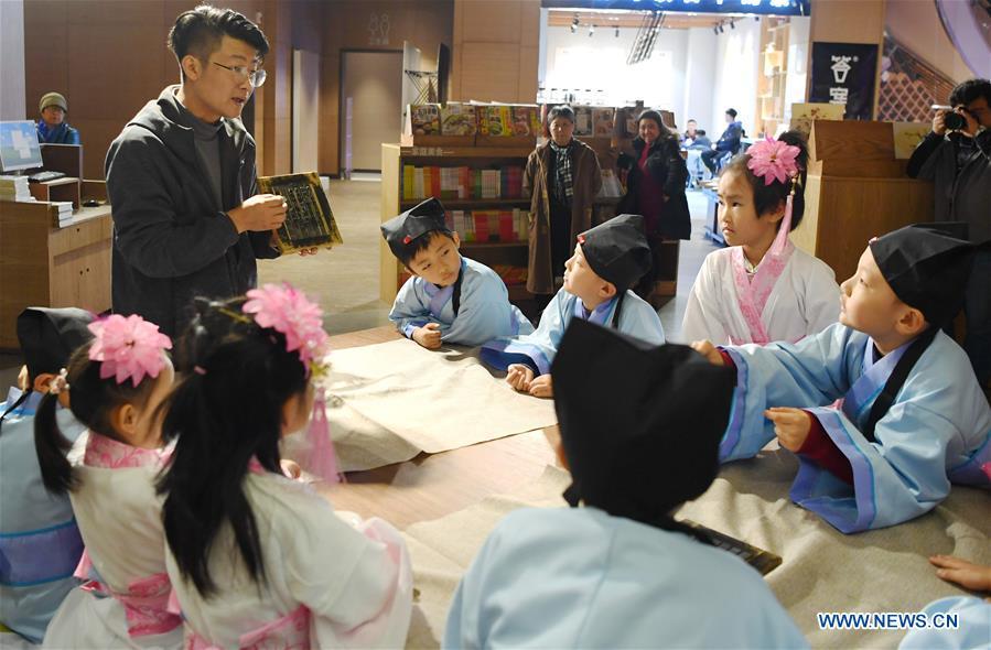 <?php echo strip_tags(addslashes(Primary school students experience the processes of movable-type printing in Shenyang, capital of northeast China's Liaoning Province, Nov. 18, 2018. (Xinhua/Long Lei))) ?>