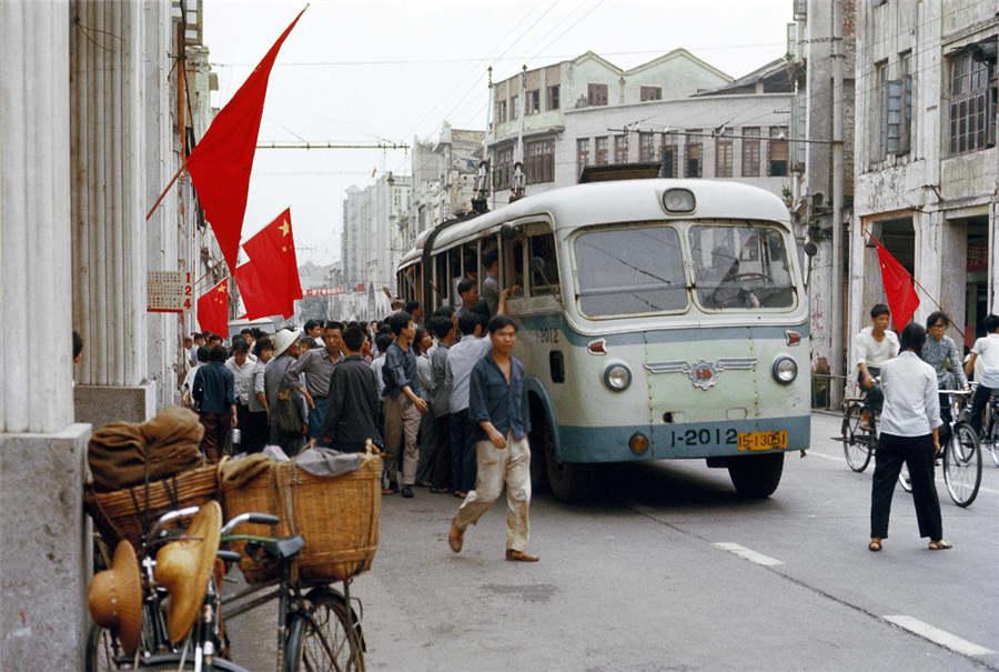People gather at the bus station on the central avenue in Guangzhou city, South China\'s Guangdong Province, May 4, 1976.  (Photo provided to chinadaily.com.cn)