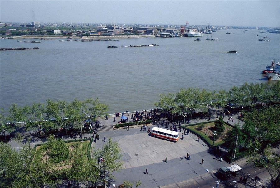 The banks of the Huangpu River in Shanghai are fairly undeveloped, seen from a window at the Fairmont Peace Hotel in the spring of 1979. (Photo provided to chinadaily.com.cn)