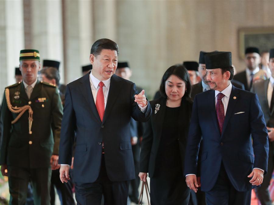 Chinese President Xi Jinping (L, front) talks with Brunei\'s Sultan Haji Hassanal Bolkiah in Bandar Seri Begawan, Brunei, Nov. 19, 2018. Xi held talks with Hassanal in Bandar Seri Begawan on Monday. (Xinhua/Ju Peng)