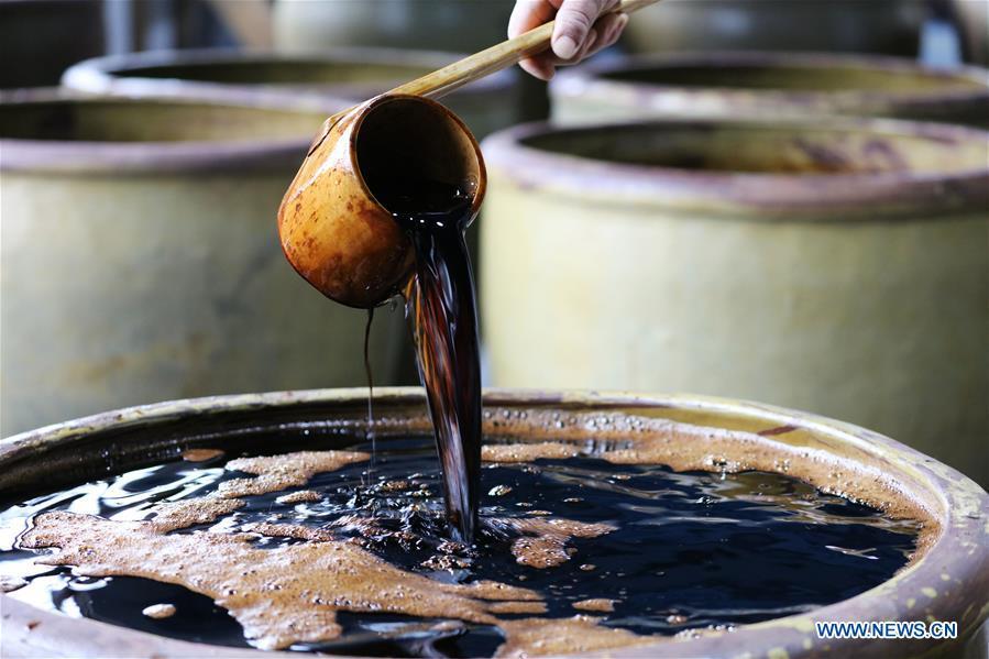 <?php echo strip_tags(addslashes(A worker shows the newly-made vinegar at a vinegar plant in Chishui, southwest China's Guizhou Province, Nov. 18, 2018. Chishui maintained a traditional method to make vinegar with over 30 process steps.(Xinhua/Wang Changyu))) ?>