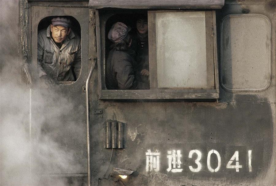 A train engineer looks out the window of his train in Datong city, of North China\'s Shanxi province, in 1988. (Photo provided to chinadaily.com.cn)
