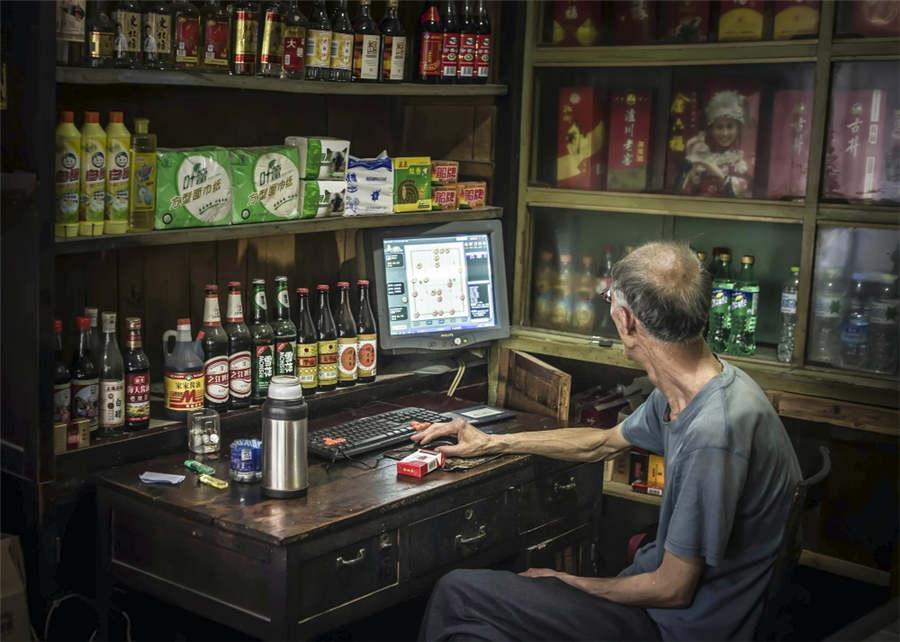 <?php echo strip_tags(addslashes(An elderly man plays chess online in Huzhou city, East China's Zhejiang province, May 25, 2014.  (Photo provided to chinadaily.com.cn))) ?>