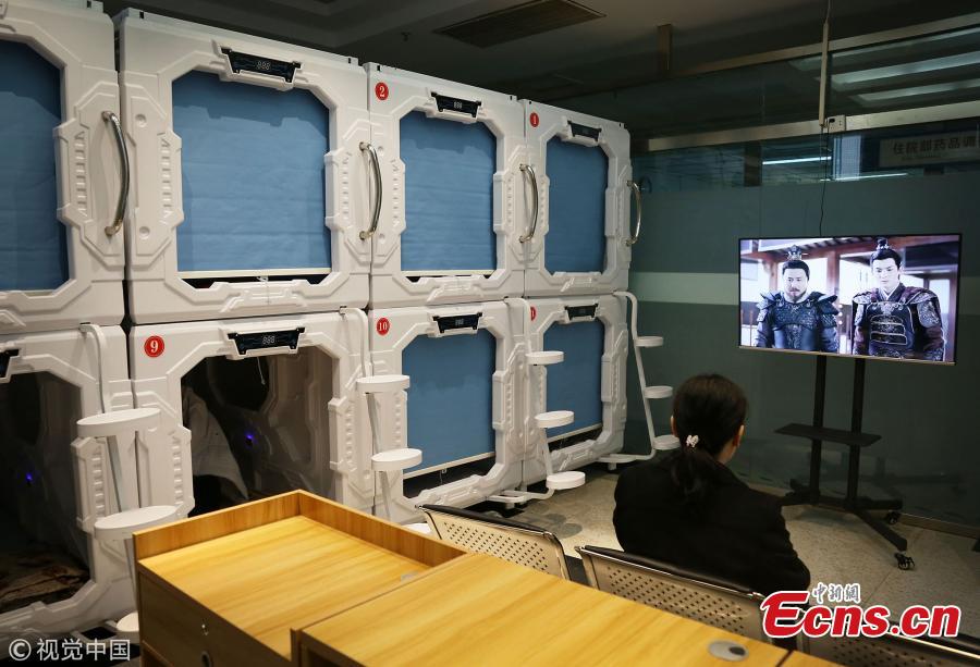 The Henan University No 1 Hospital in the city of Luoyang, Henan province has introduced a special area with sleeping pods for the family members of overnight patients. Family members at the hospital are allowed to stay for free and can get a key to a room containing 10 capsule pods, after approval from a nurse on duty. Each capsule, which is some two metres long and one metre wide and high, comes equipped with a phone so that visitors can speak to a member of medical staff at any time - even if it\'s in the early hours. There are also lockable storage cupboards for valuables, and a public area for people to sit and watch television. (Photo/VCG)