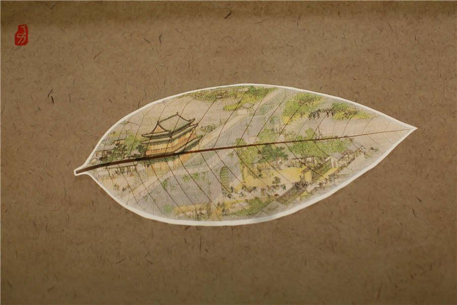 A detailed view of Ding Li\'s leaf painting Along the River During the Qingming Festival. (Photo provided to chinadaily.com.cn)