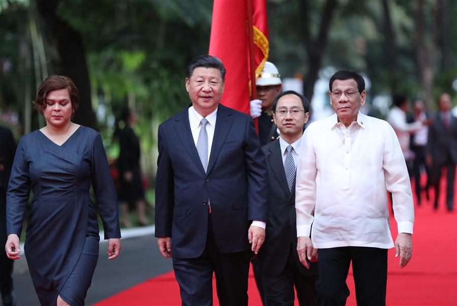 Chinese President Xi Jinping and his Philippine counterpart Rodrigo Duterte head for the main building of the presidential palace after a welcome ceremony in Manila, the Philippines, Nov. 20, 2018. Xi attended the welcome ceremony held by Duterte before their talks on Tuesday. (Xinhua/Ju Peng)