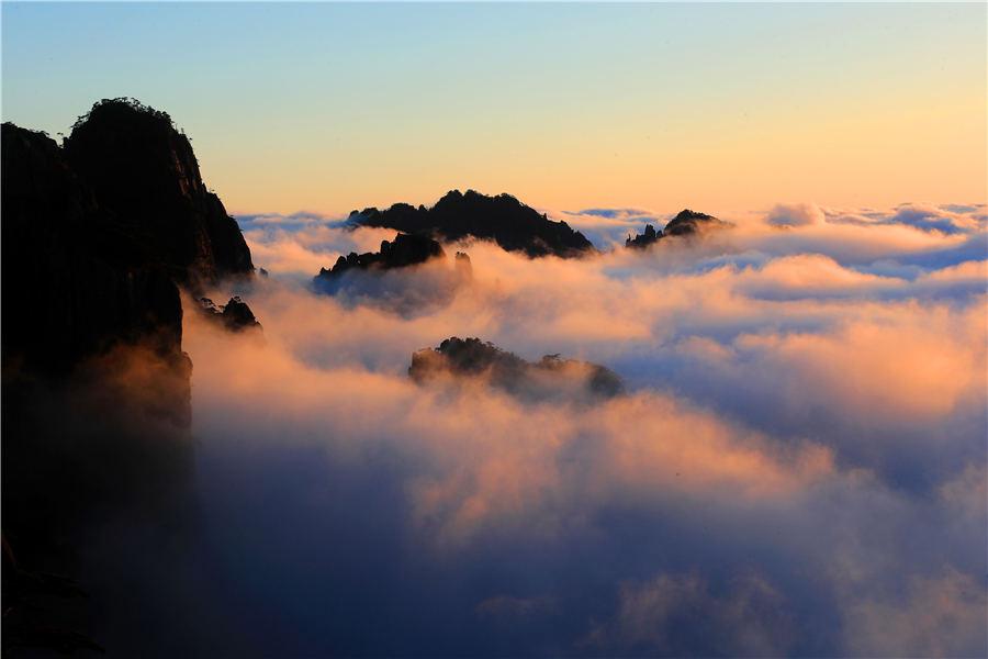 <?php echo strip_tags(addslashes(Huangshan Mountain welcomed its first cloud sea spectacle of the winter on Nov 19, 2018. The ever-changing clouds reflect the glimmer of sunset, forming a magnificent landscape. (Photo/Asianewsphoto))) ?>