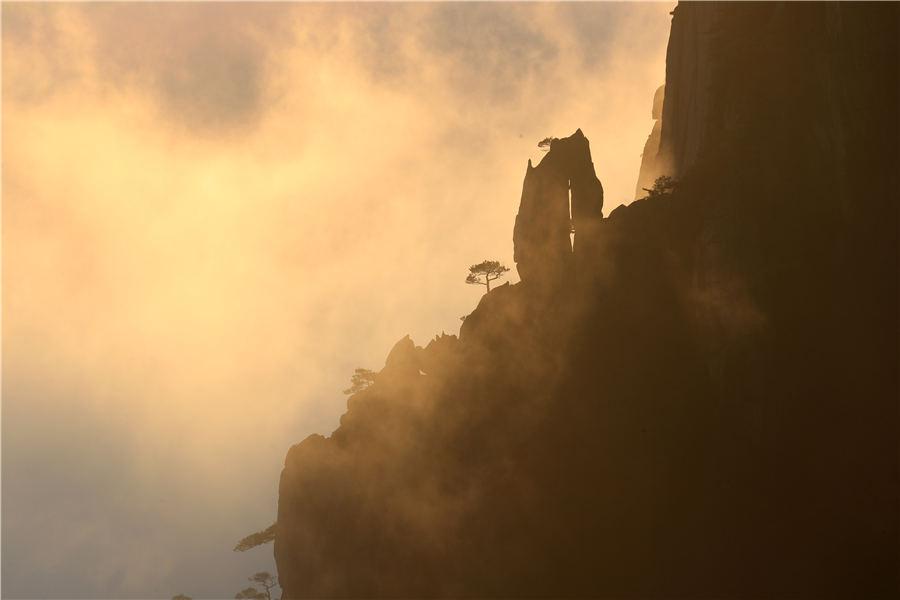 <?php echo strip_tags(addslashes(Huangshan Mountain welcomed its first cloud sea spectacle of the winter on Nov 19, 2018. The ever-changing clouds reflect the glimmer of sunset, forming a magnificent landscape. (Photo/Asianewsphoto))) ?>