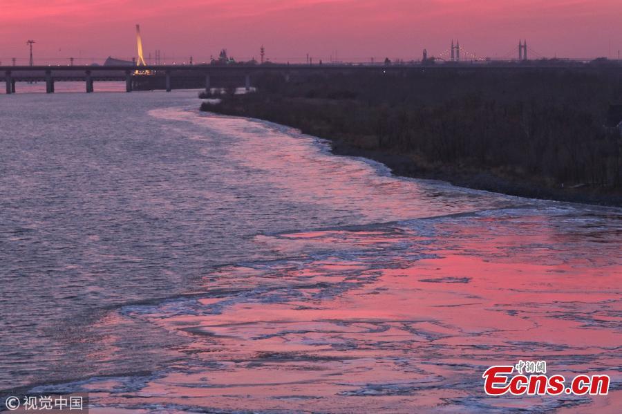 <?php echo strip_tags(addslashes(The photo shows the partially frozen Songhua River in Harbin, northeast China's Heilongjiang province, Nov. 22 2018. The river began freezing up due to temperature plummeting recently. (Photo/VCG))) ?>