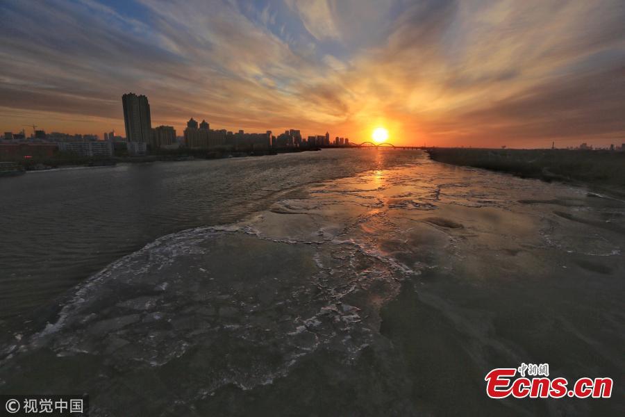 <?php echo strip_tags(addslashes(The photo shows the partially frozen Songhua River in Harbin, northeast China's Heilongjiang province, Nov. 22 2018. The river began freezing up due to temperature plummeting recently. (Photo/VCG))) ?>