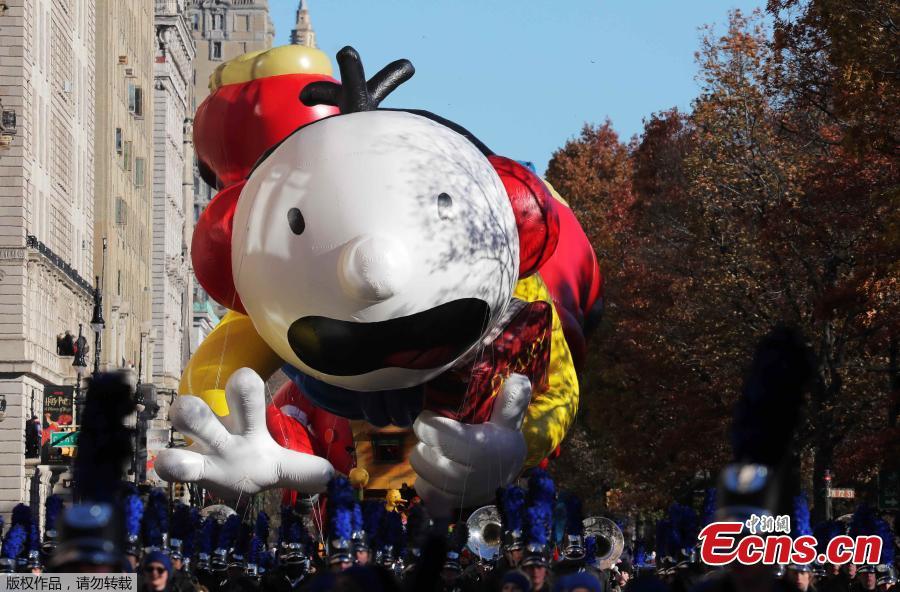 Despite frigid cold and strong winds, millions of people from New York and around the world lined the streets of Manhattan to watch the dazzling display of balloons and floats at the 92nd annual Macy\'s Thanksgiving Day Parade on Thursday,Nov. 22, 2018. Many spectators, huddled under blankets and behind guardrails, have  waited for hours at the 77 St./ Central Park West where the three-hour annual spectacle kicked off at 9 a.m. (1400 GMT).(Photo/Agencies)