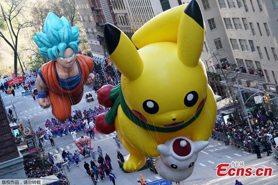 Despite frigid cold and strong winds, millions of people from New York and around the world lined the streets of Manhattan to watch the dazzling display of balloons and floats at the 92nd annual Macy\'s Thanksgiving Day Parade on Thursday,Nov. 22, 2018. Many spectators, huddled under blankets and behind guardrails, have  waited for hours at the 77 St./ Central Park West where the three-hour annual spectacle kicked off at 9 a.m. (1400 GMT).(Photo/Agencies)