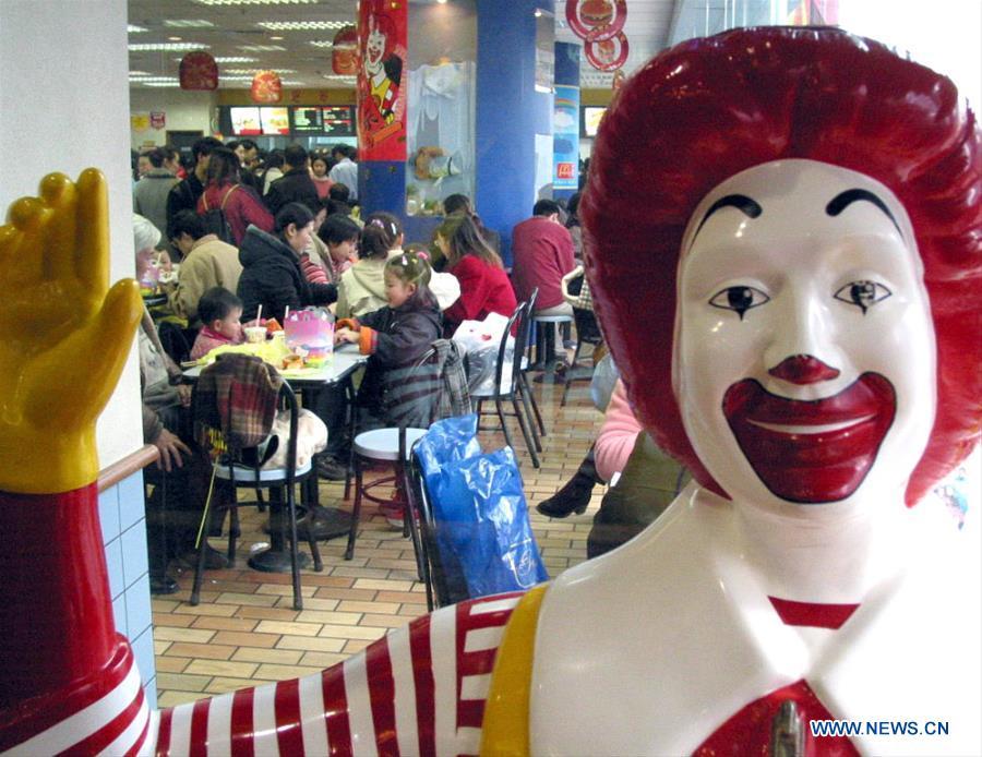 File photo issued in 2002 shows people at an outlet of McDonald\'s in southwest China\'s Sichuan Province. From 1978 when China started its reform and opening-up policy, a door to the outside world has been opened. Along with the imported commodities, fashion ideas inevitably slipped into China and since then the country, which was somewhat lack of fashion diversity, started its journey to pursue fashions. Over the past four decades, the thirst for beauty has driven Chinese people to pursue every possible fashionable element. The change first came with dress when colorful and diversified clothing prevailed as against the former dominant blue and grey. For a time, men and women raced to hairdressers\' just for trendy hairdos. Eating McDonald\'s or western cuisine even once was regarded as a fashionable thing. However, the most conspicuous change is that Chinese people have become more inclusive and they tend to accept new fashions, styles and concepts. China nowadays is dazzling the world not only on the fashion stage but in many other fields. Changes in fashions, as a profile of society, has well interpreted the benefits to people brought by China\'s reform and opening-up policy. (Xinhua/Sun Shu)