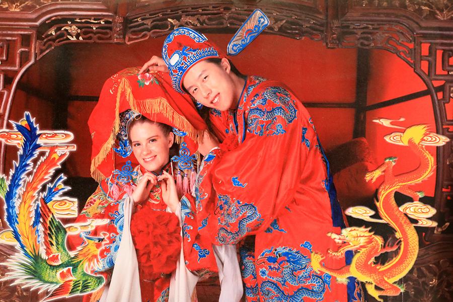 Francis and her husband\'s Chinese-style wedding photo.  (Photo/Xinhua)